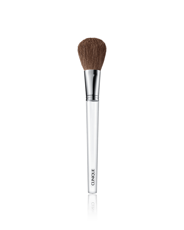 Blush Brush, Taille parfaite et profil légèrement fuselé qui permettent l&#039;application de la poudre blush.