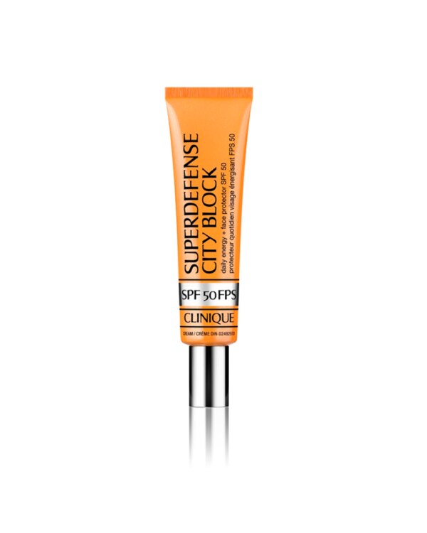 Superdefense City Block SPF 50 Daily Energy + Face Protector, Ein energetisierender, überall einsetzbarer täglicher UV-Schutz für den ganzen Tag. Transparent und schwerelos. Kann über oder unter dem Make-up getragen werden.